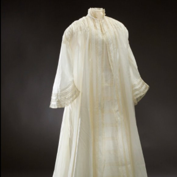 a fancy robe - Picture 1 of 3